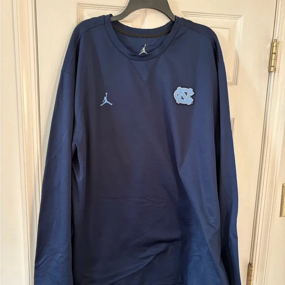 Gently used Jordan Brand sweatshirt in size 4XL. - Picture 3 of 4
